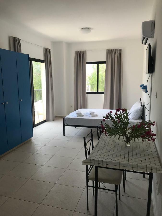 Athinas Court Aparthotel Paphos Ngoại thất bức ảnh