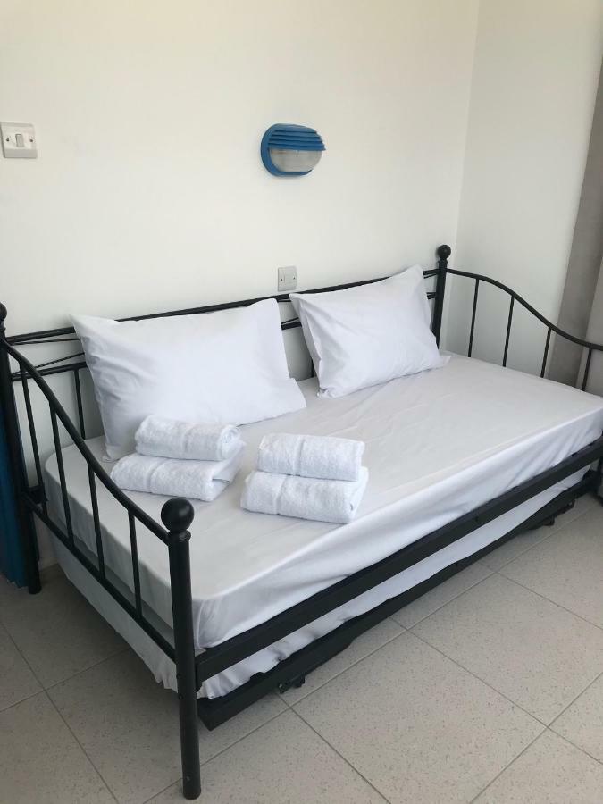 Athinas Court Aparthotel Paphos Ngoại thất bức ảnh